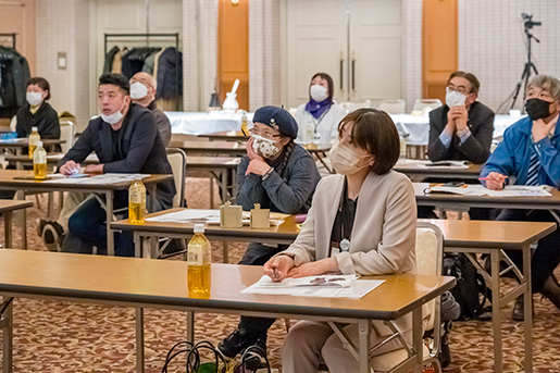 成果発表会・修了式で静聴している写真