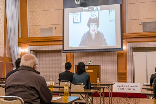 校長のコシノジュンコ氏が激励の言葉を送っている写真