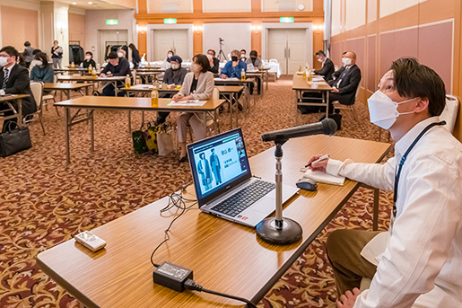 成果発表会・修了式の司会席の写真